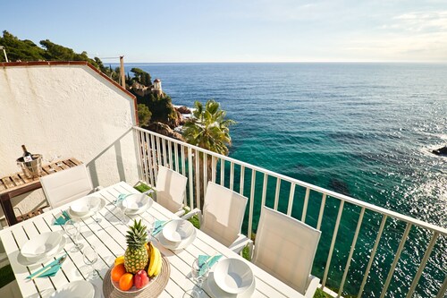 LUXURY VILLA WITH IMPRESSIVE SEA VIEWS, PRIVATE BEACH, 5 MIN FROM THE CENTER