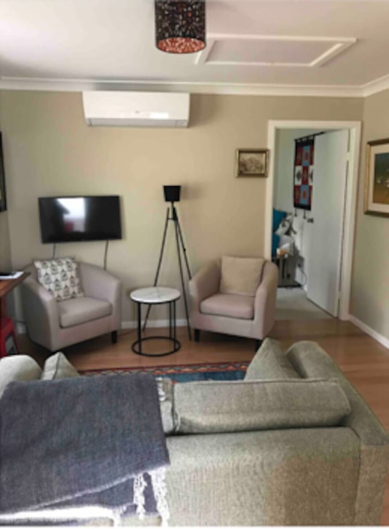 Televisión y chimenea 