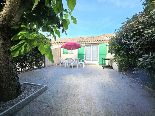 2-Zimmer-Haus 200m vom Meer mit beheiztem Pool
