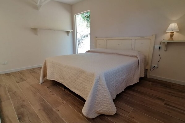 1 dormitorio, tabla de planchar con plancha, wifi y ropa de cama