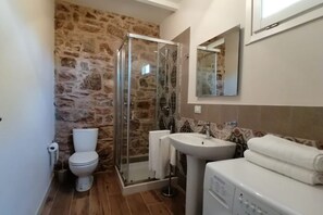 Ducha, secador de pelo, bidé y toallas