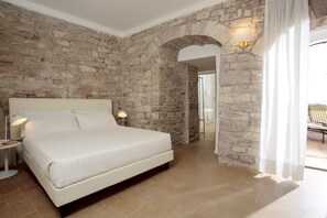 Minibar, in-room safe, blackout curtains, soundproofing - Giotto B&B (Assisi)