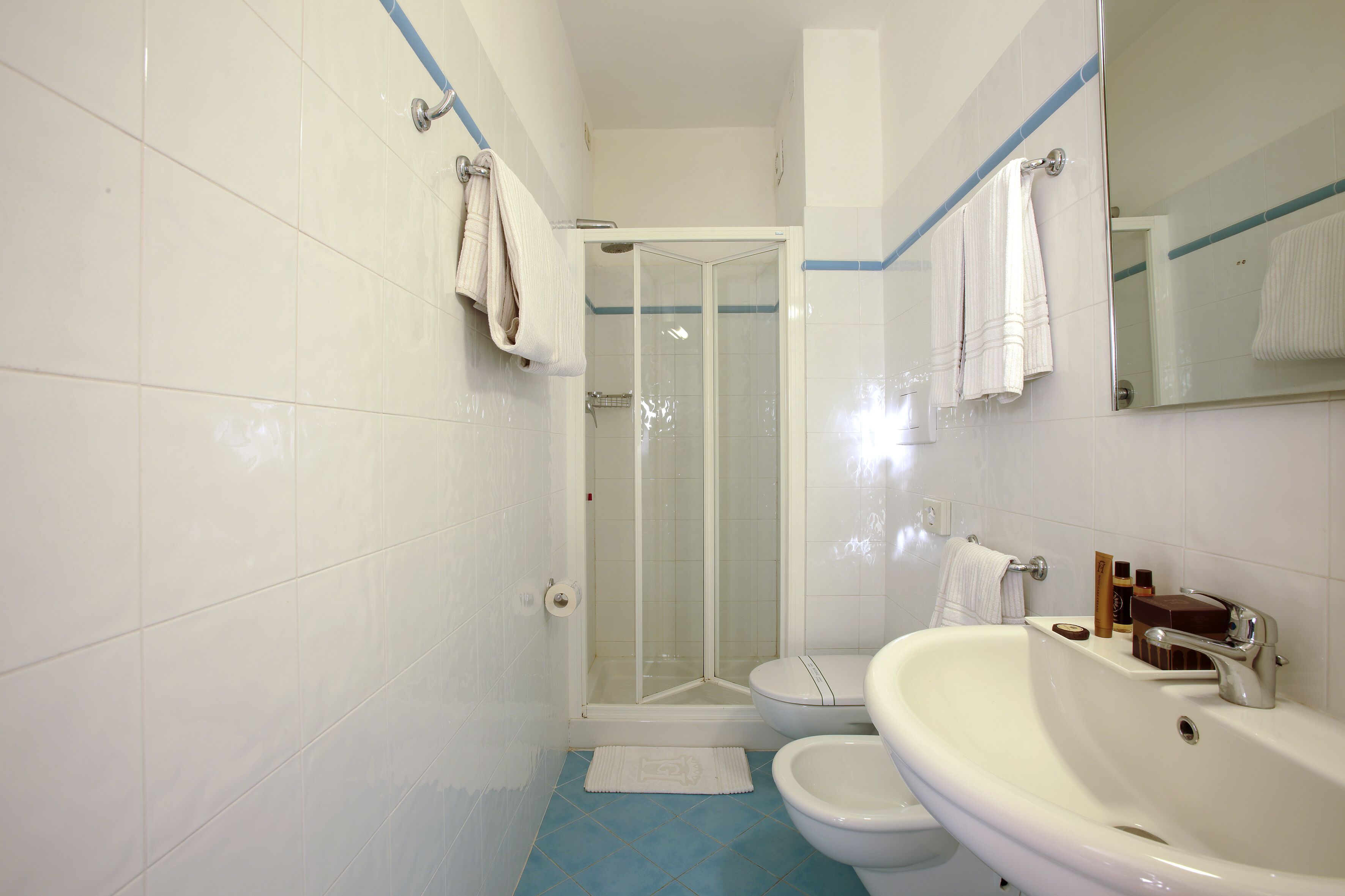 Ein Badezimmer mit Dusche, Toilette und Waschbecken.