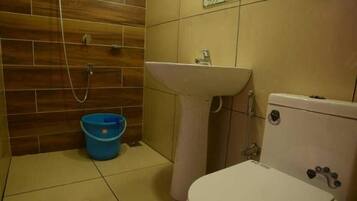 Shower, rainfall showerhead, free toiletries, towels