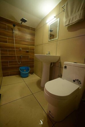 Regadera, regadera tipo lluvia, amenidades de baño gratuitas, toallas 