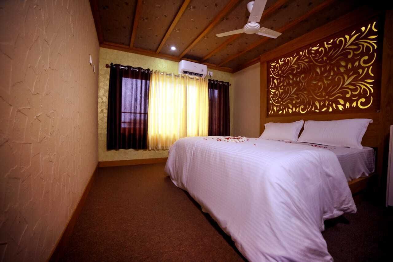 Un dormitorio con cama, cortinas, equipo de aire acondicionado y un panel decorativo.