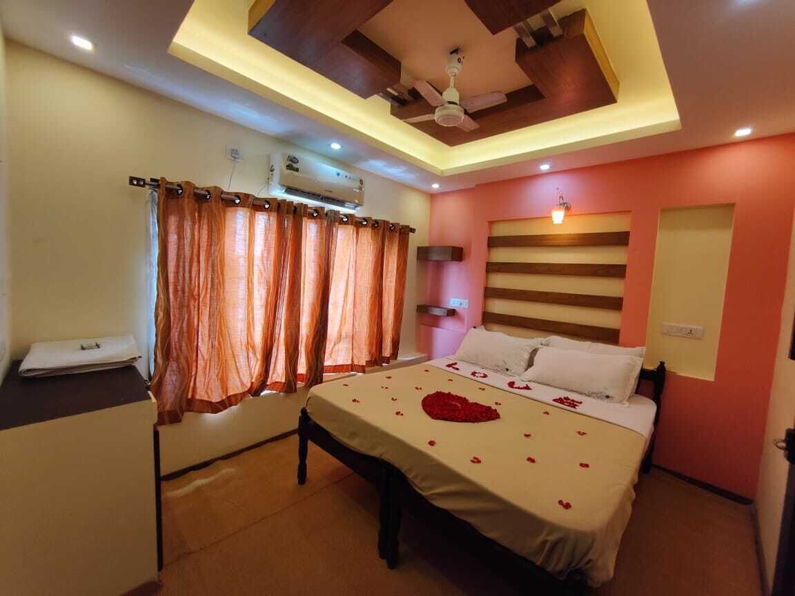 Un dormitorio con una cama, un escritorio, un ventilador de techo y un aire acondicionado de pared.