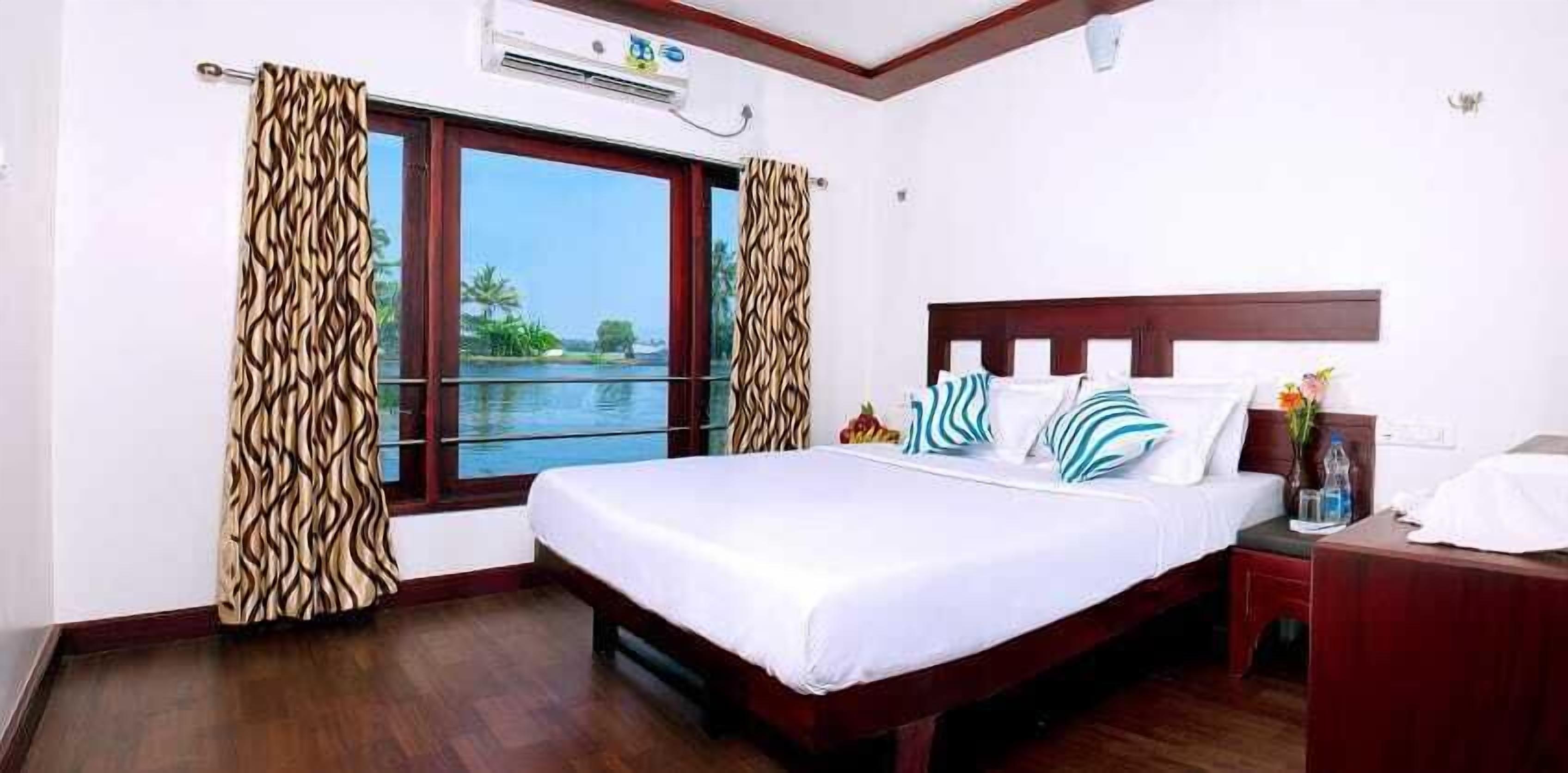 Deluxe Double Room | Desk, soundproofing, bed sheets