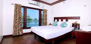 Kamar Double Deluks | Meja kerja, kedap suara, dan seprai linen