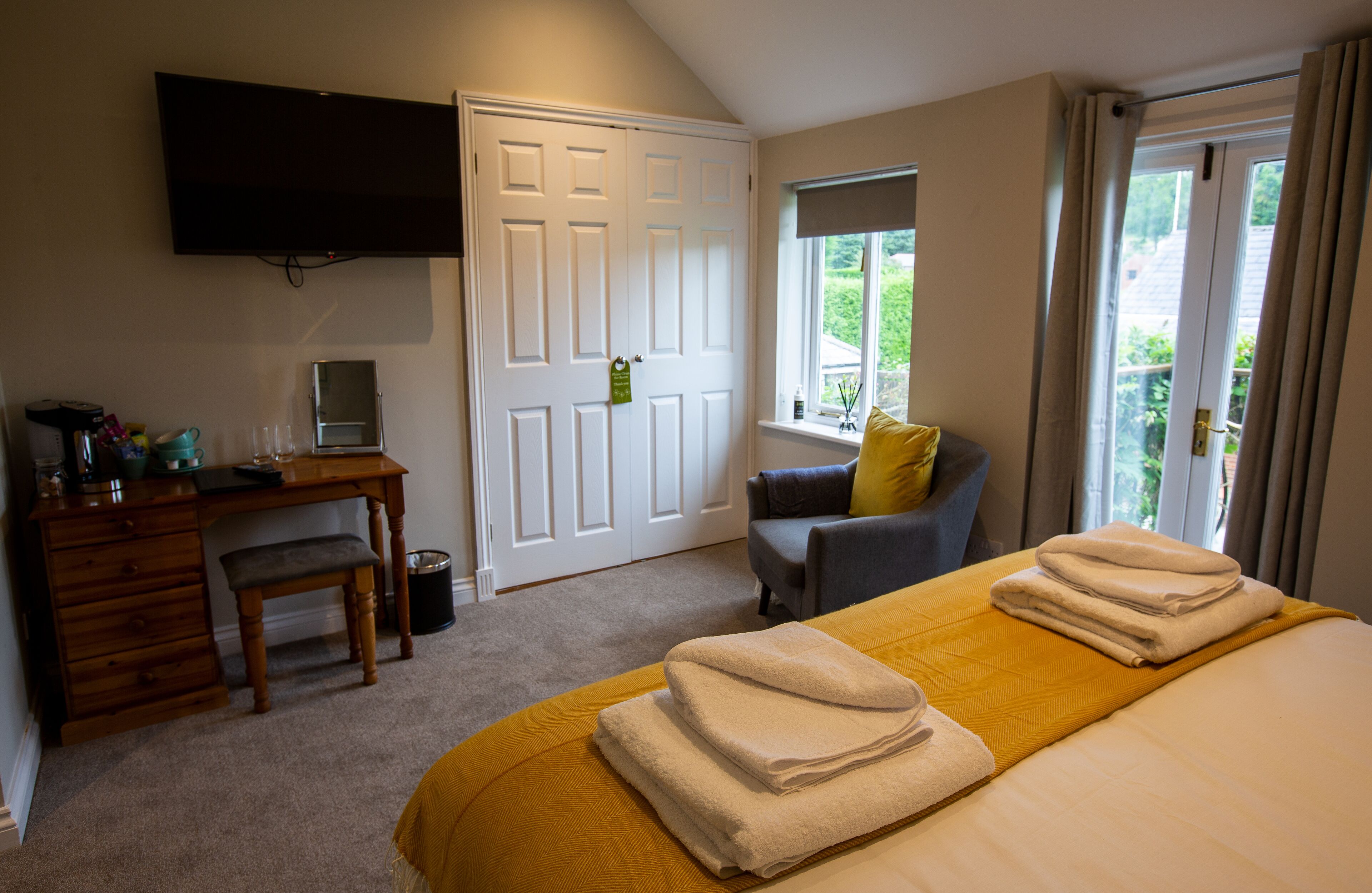 standard double or twin room | desk, laptop workspace, soundproofing, travel cot