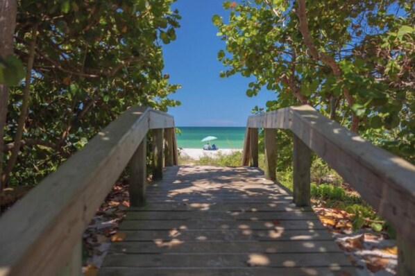 Una playa cerca, toallas de playa