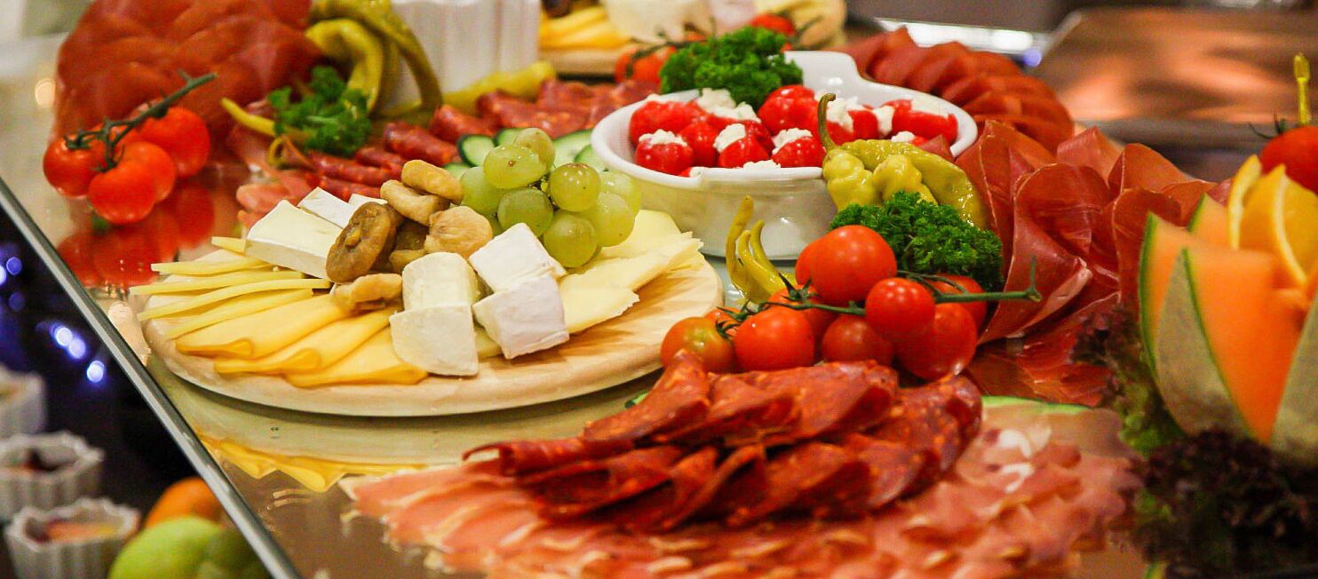 Un buffet proposant une variété de fromages, de viandes et de légumes.