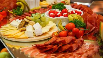Un buffet proposant une variété de fromages, de viandes et de légumes.
