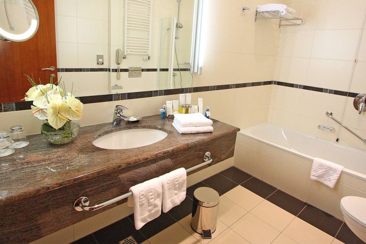 superior room | bathroom | combined shower/bathtub, deep-soaking bathtub, rainfall showerhead