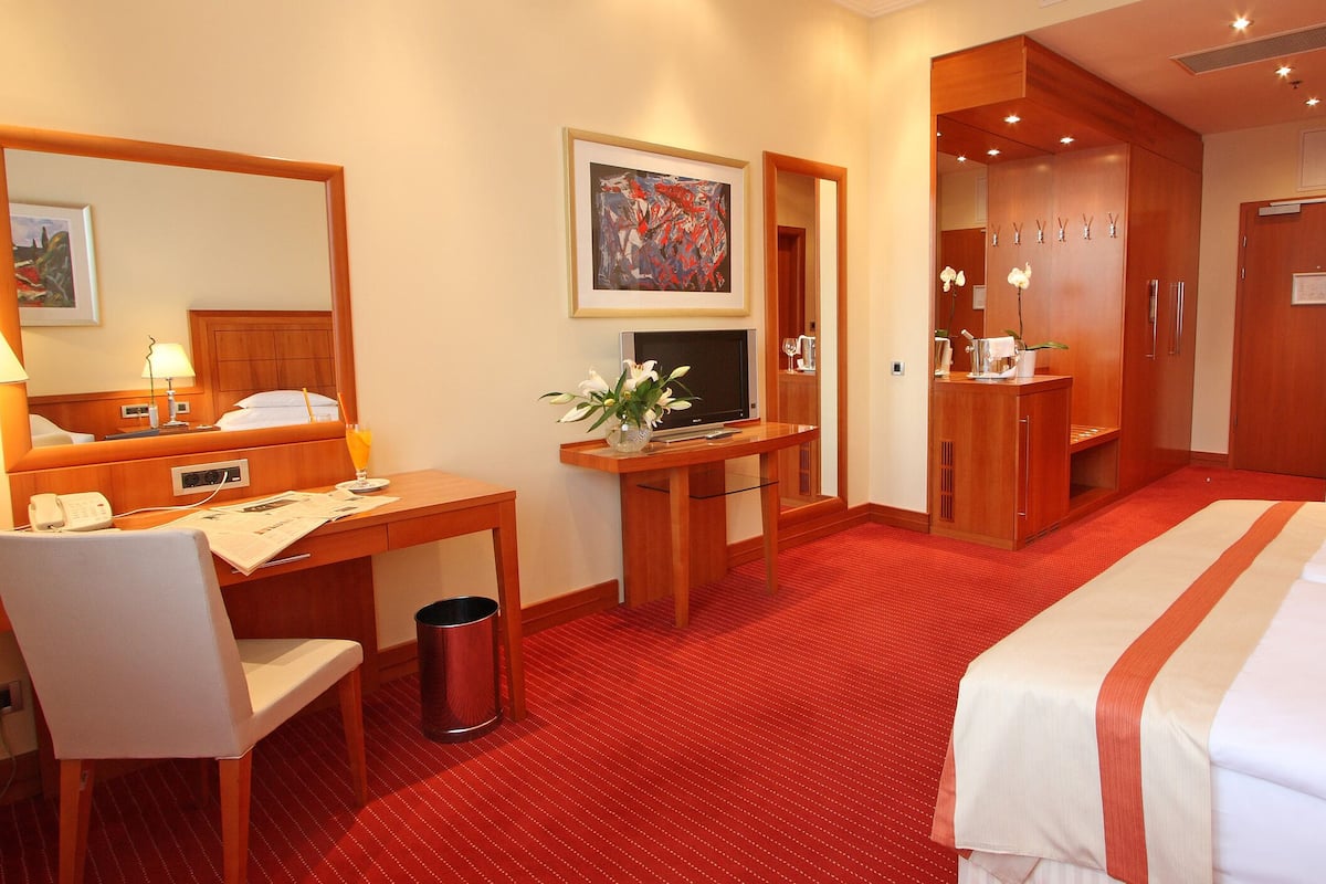 superior room | minibar, in-room safe, desk, laptop workspace