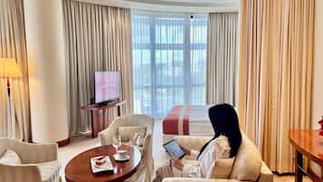 Deluxe studio suite | Een minibar, een kluis op de kamer, een bureau, een laptopwerkplek