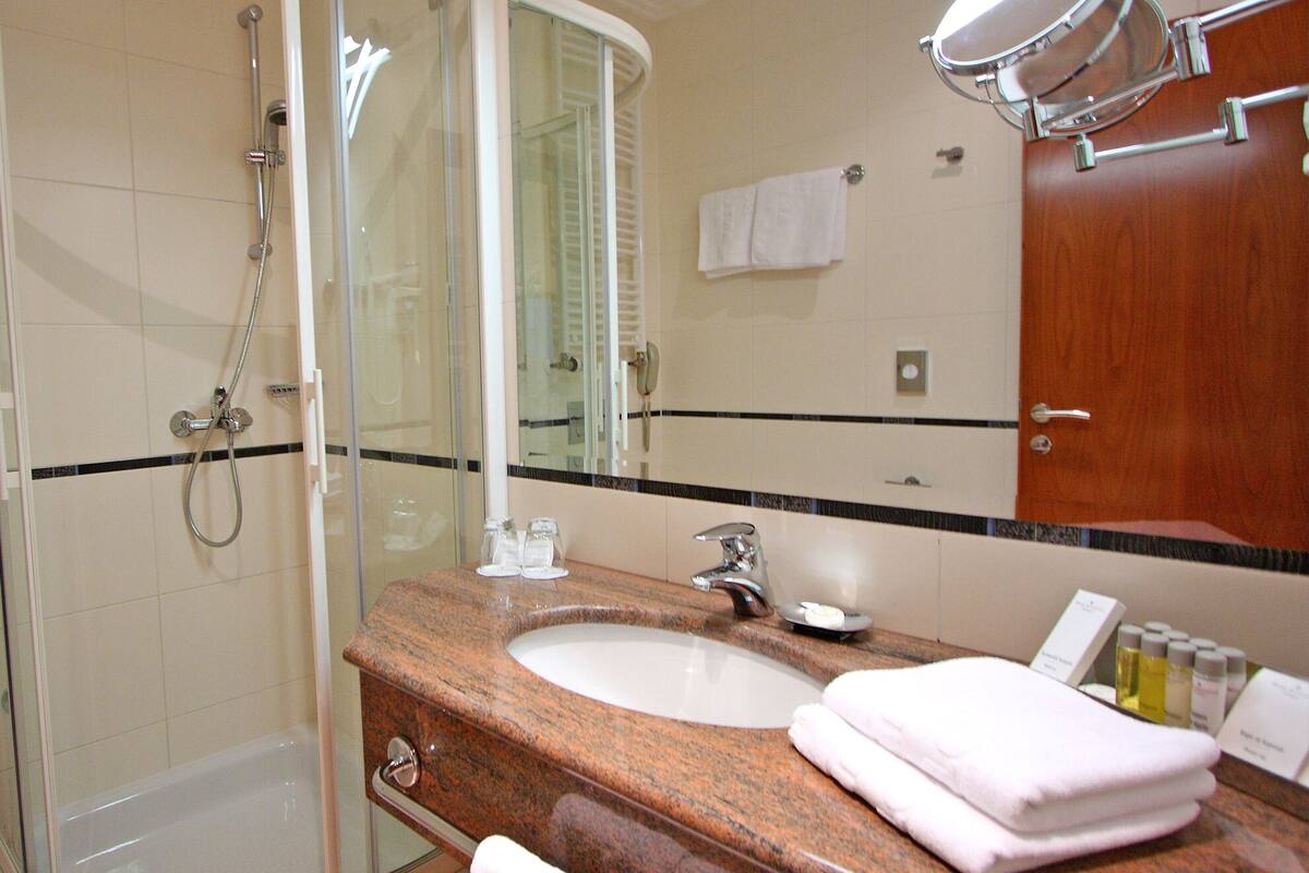 superior room | bathroom | combined shower/bathtub, deep-soaking bathtub, rainfall showerhead
