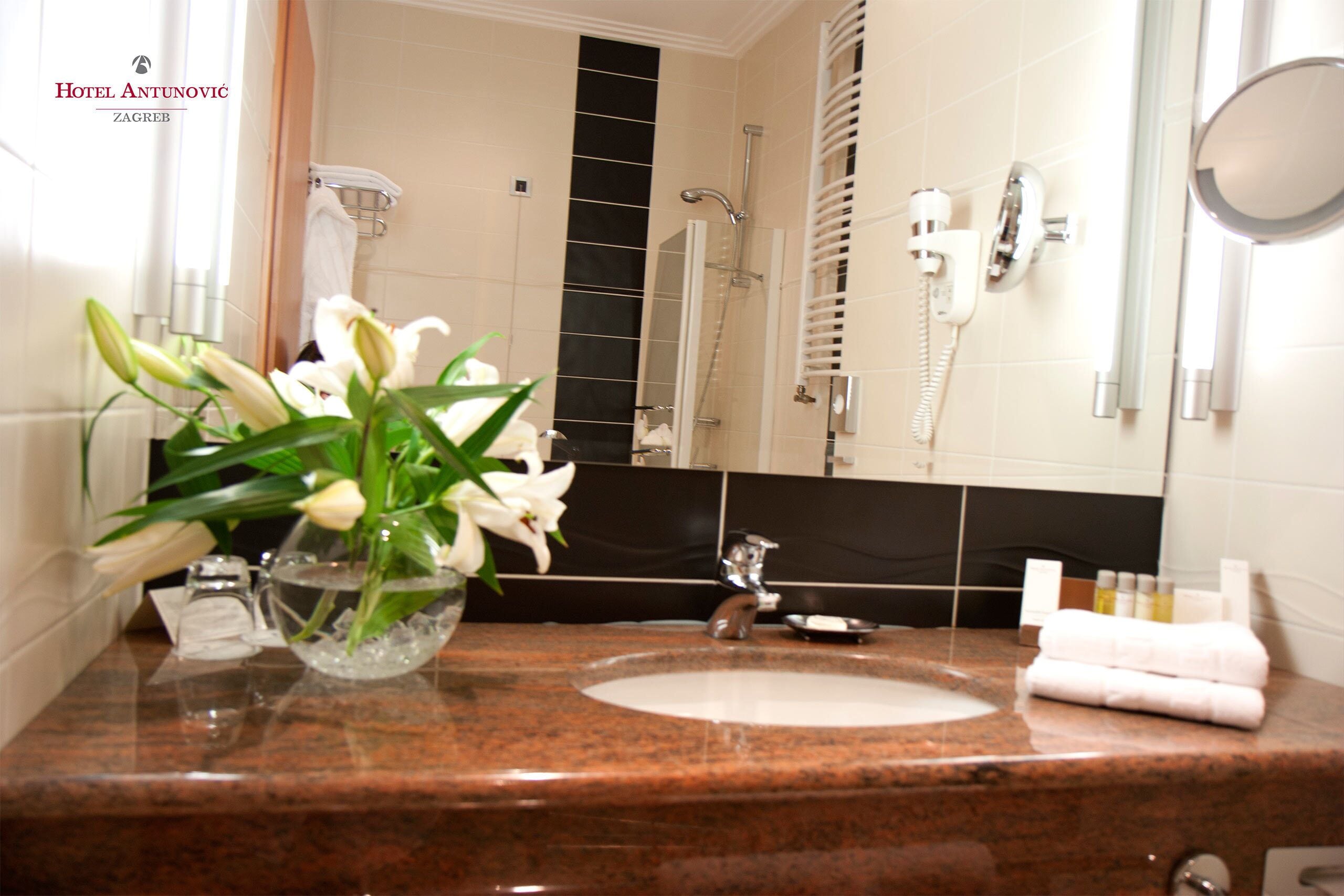 superior room | bathroom | combined shower/bathtub, deep-soaking bathtub, rainfall showerhead