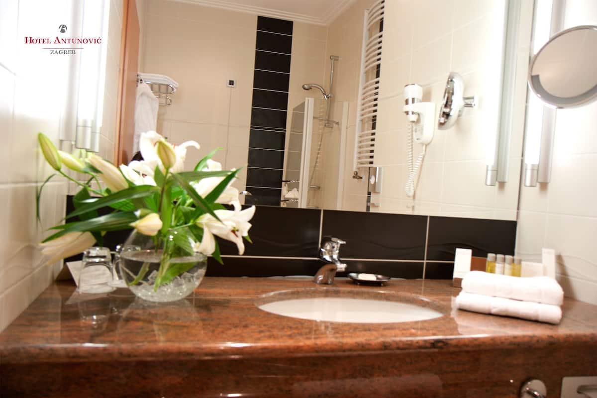 superior room | bathroom | combined shower/bathtub, deep-soaking bathtub, rainfall showerhead