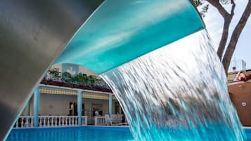 Außenpool (je nach Saison geöffnet), Sonnenschirme, Liegestühle