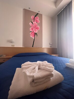 Kahden hengen deluxe-huone (yksi tai kaksi sänkyä) | Tallelokero huoneessa, työpöytä, ilmainen Wi-Fi, vuodevaatteet