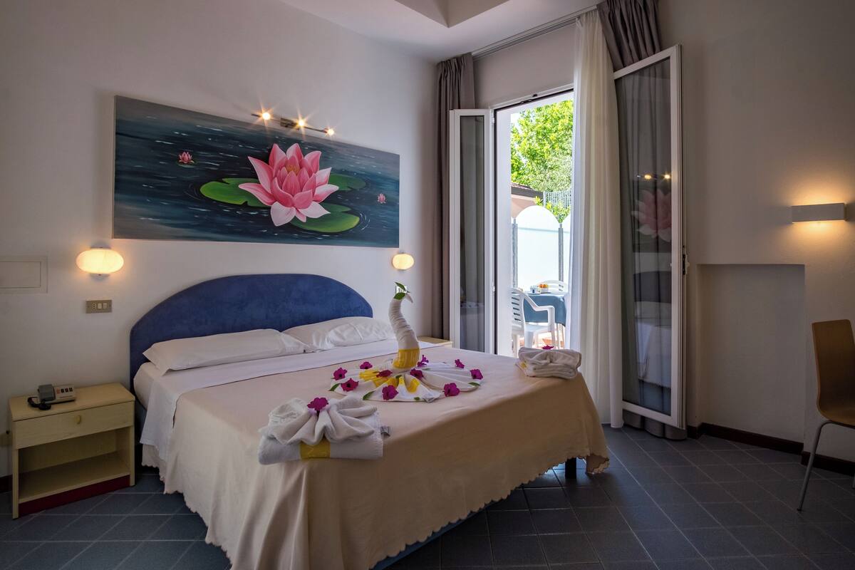 Comfort Double or Twin Room | In-room safe, desk, WiFi (free), bed sheets