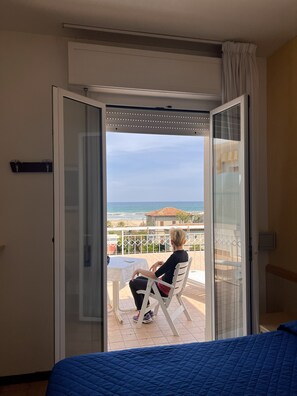 Habitación doble Deluxe, 1 cama matrimonial, vista al mar | Caja de seguridad en la habitación, escritorio y wifi gratis 