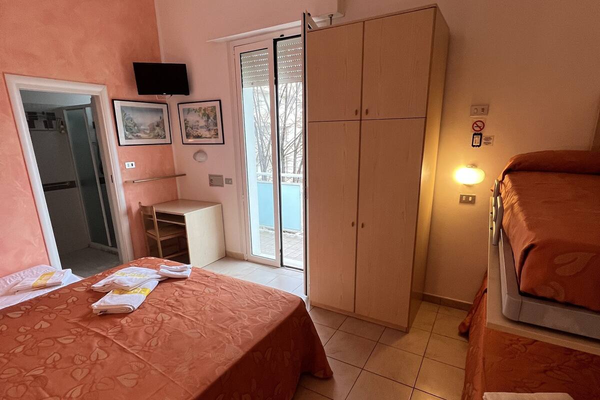 Chambre Quadruple | Coffres-forts dans les chambres, bureau, Wi-Fi gratuit, draps fournis