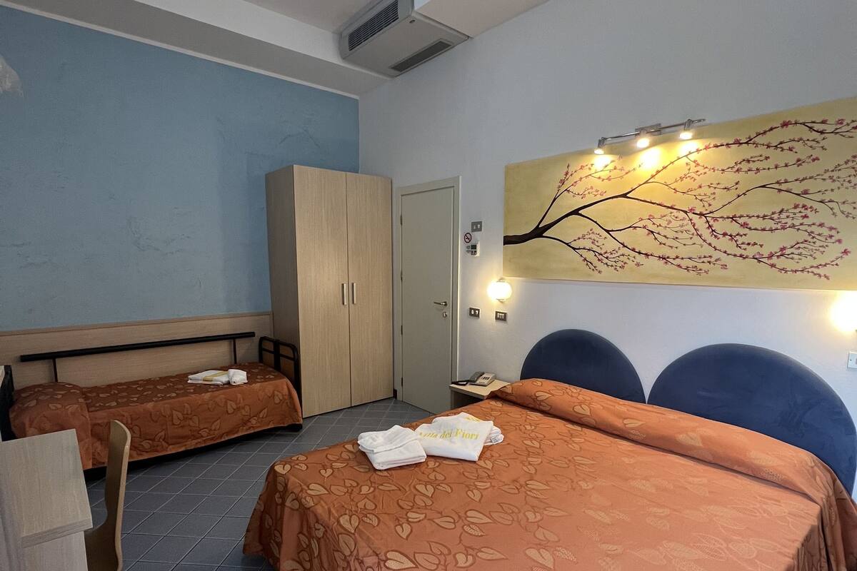 Chambre Triple | Coffres-forts dans les chambres, bureau, Wi-Fi gratuit, draps fournis