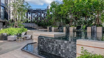Piscina externa, espreguiçadeiras