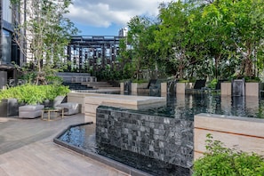 Piscina externa, espreguiçadeiras