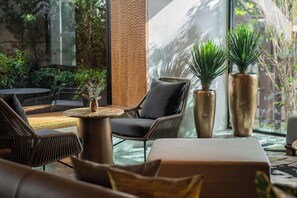 Lobby sitting area - Gardina Asoke Hotel & Residence (Bangkok)