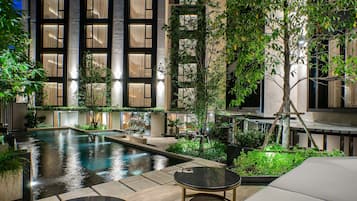 AuĂenpool, LiegestĂŒhle