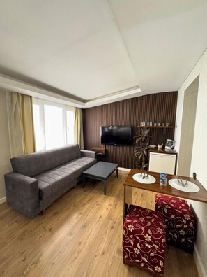Deluxe Suite | Living area | 106-cm LCD TV with satellite channels, TV, streaming services - Zebra Hotel Alsancak (Izmir)