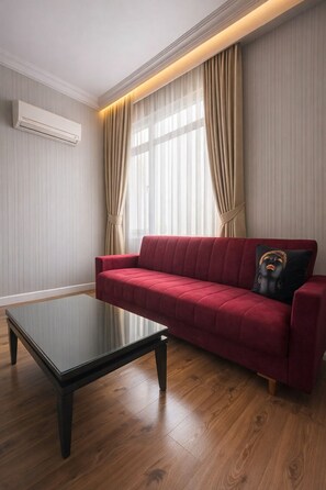 デラックス スイート | リビング エリア | 106 cmの液晶テレビ (衛星放送視聴可)、テレビ、ストリーミングサービス