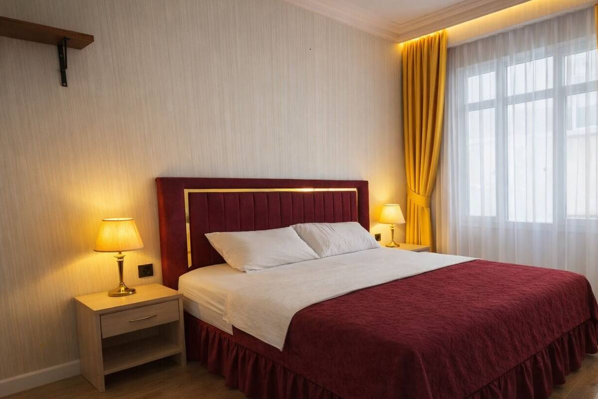 Deluxe Suite | Hypo-allergenic bedding available, desk, laptop workspace
