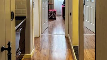 ห้องดีลักซ์สวีท | เครื่องนอนป้องกันสารก่อภูมิแพ้, โต๊ะทำงาน, พื้นที่ทำงานแบบใช้แล็ปท็อป