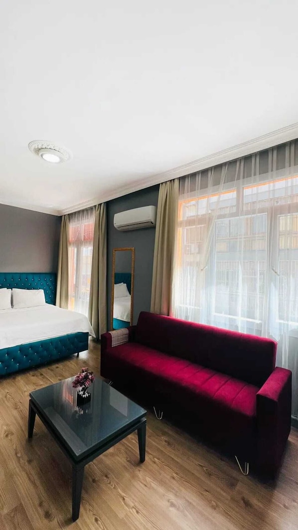 Standard Studio | Living area | 106-cm LCD TV with satellite channels, TV, streaming services - Zebra Hotel Alsancak (Izmir)
