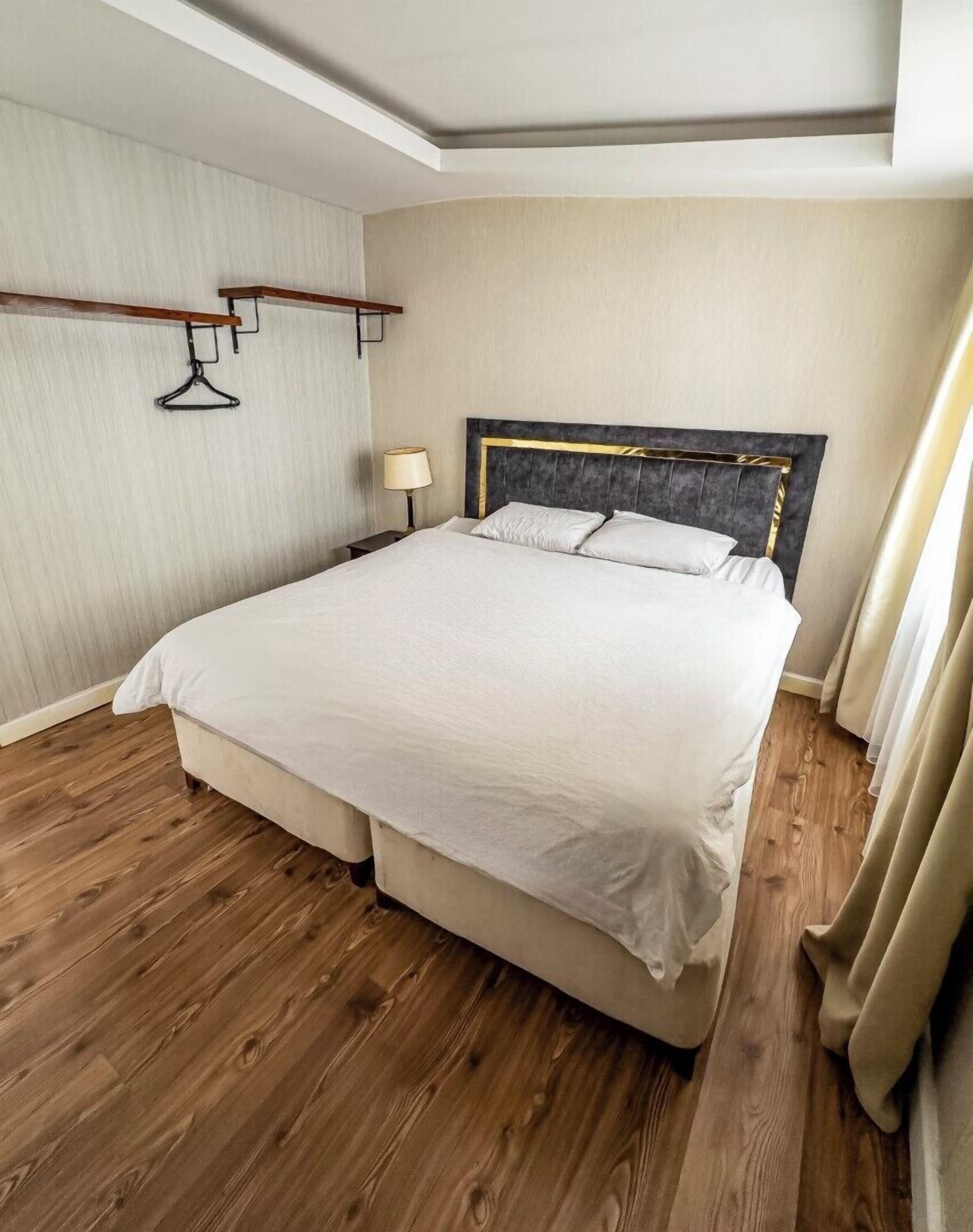 Deluxe Suite | Hypo-allergenic bedding, desk, laptop workspace, blackout curtains