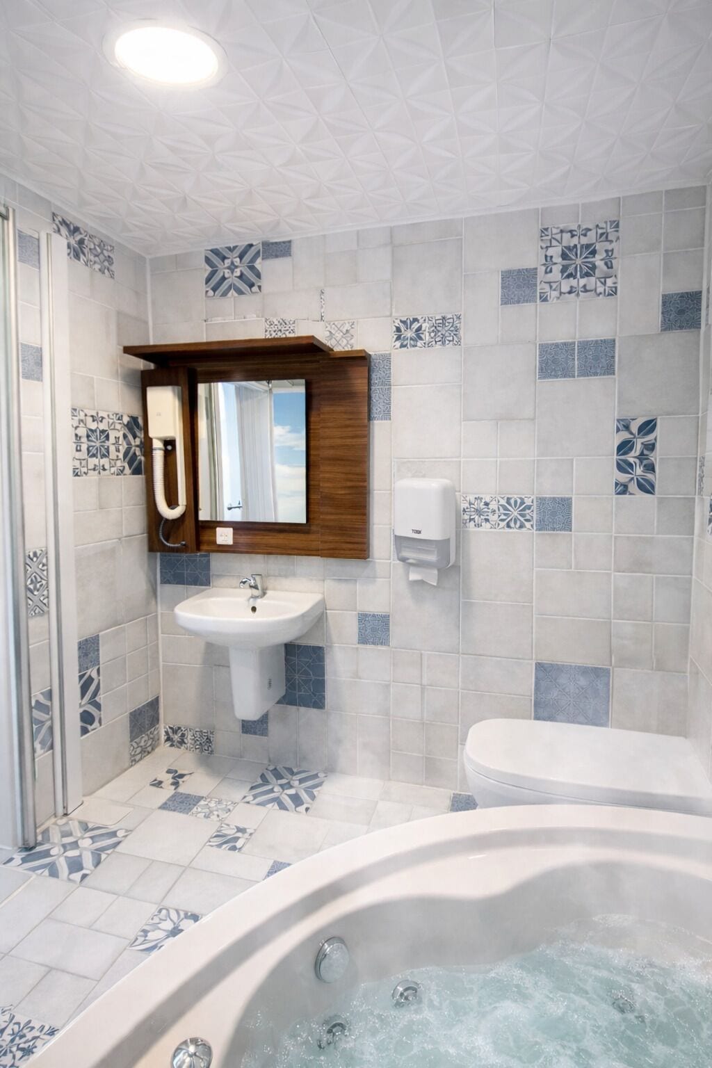 Artículos de tocador gratuitos, secador de pelo, pantuflas, toallas