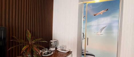 Hypoallergeen beddengoed, een bureau, een laptopwerkplek