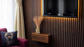 Standard Studio | Hypo-allergenic bedding, desk, laptop workspace, blackout drapes