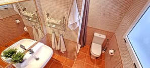 Een douche, een haardroger, handdoeken