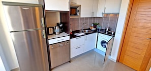 Frigorífic, microones, placa de cuina i rentaplats