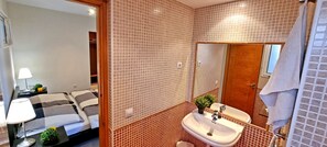 3 slaapkamers, een strijkplank/strijkijzer, gratis wifi, beddengoed