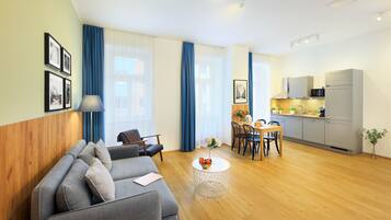 Suite, 1 Schlafzimmer, Balkon | Wohnbereich | 55-Zoll-Smart-TV mit Satellitenempfang