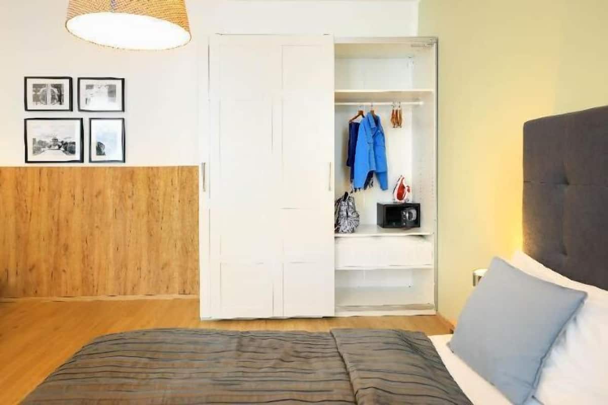 Literie hypoallergénique, coffres-forts dans les chambres