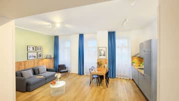 Suite, 1 chambre, balcon | Aire de séjour | Téléviseur connecté de 55 po avec télévision par satellite