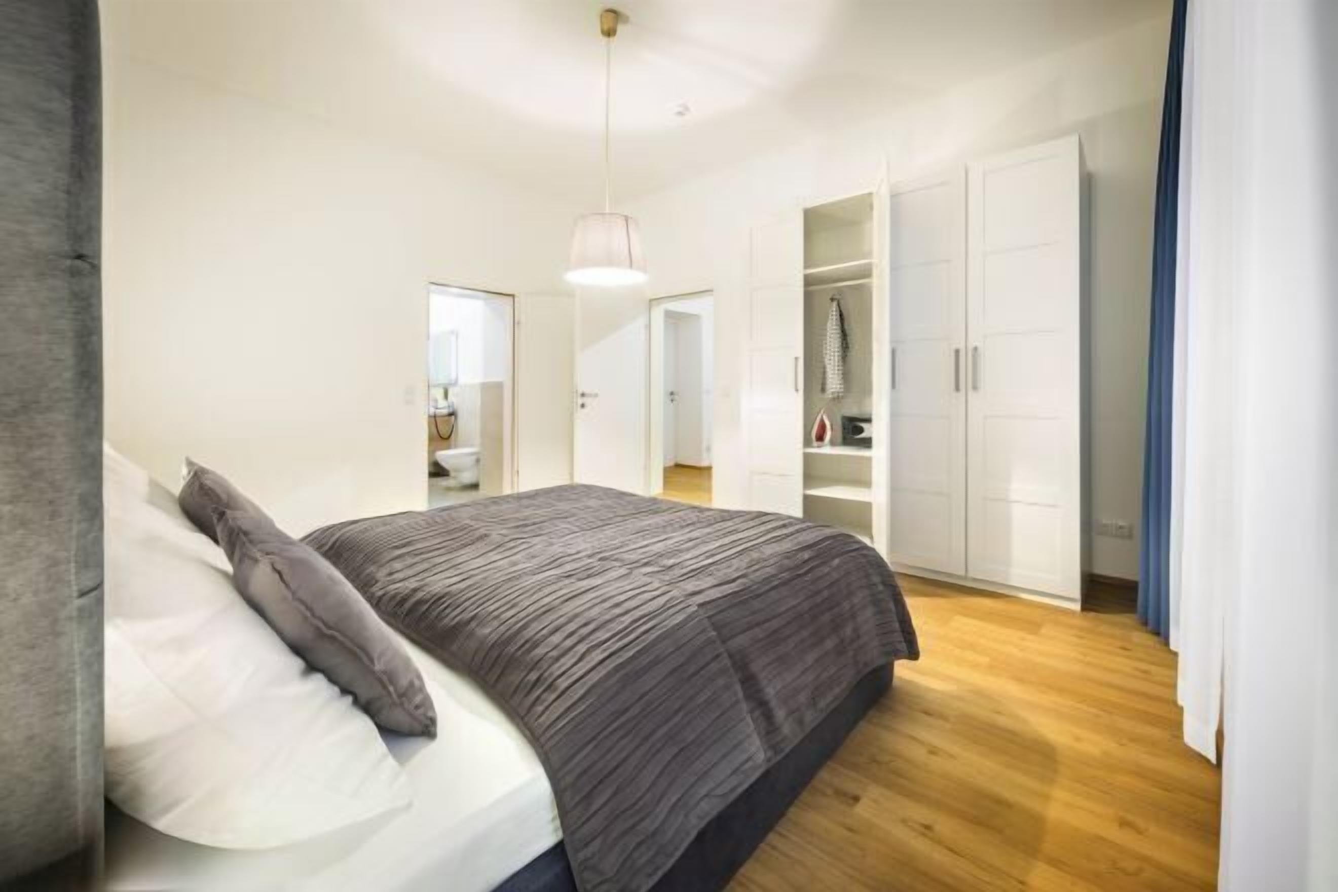 Literie hypoallergénique, coffres-forts dans les chambres