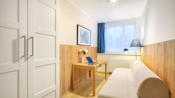 Suite, 2 Schlafzimmer, Balkon | Wohnbereich | 55-Zoll-Smart-TV mit Satellitenempfang